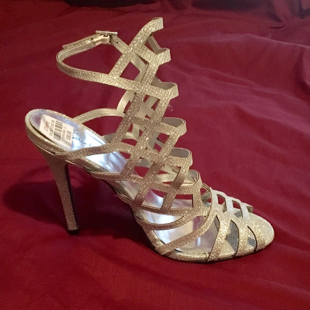 Silver Heels - Picture 2 of 8